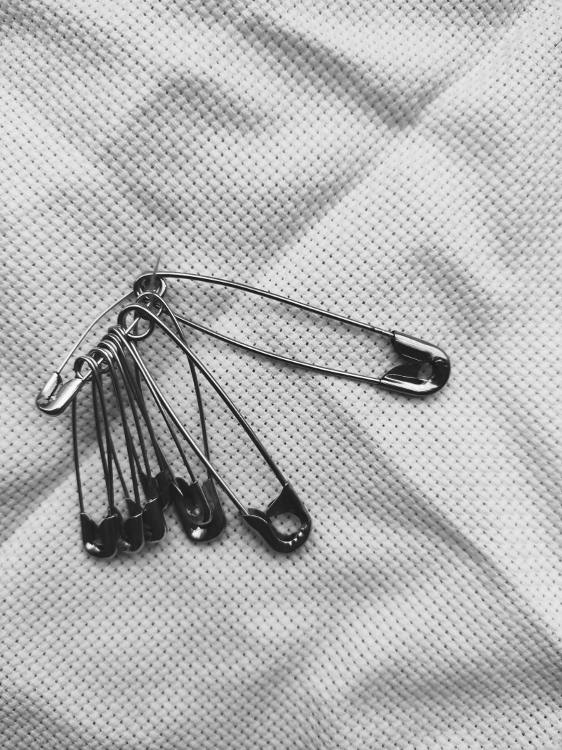imagen en blanco y negro de varios imperdibles de metal